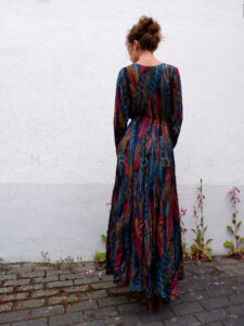 Mode Forografie: langes Kleid aus Federstoff von hinten.