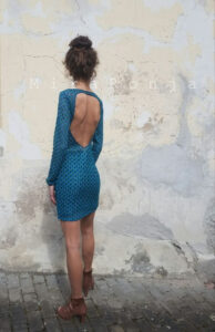 Mode Forografie: Pfauenkleid mit Rückenausschnitt, knielang, von hinten.