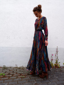 Mode Forografie: langes Kleid aus Federstoff von vorne.