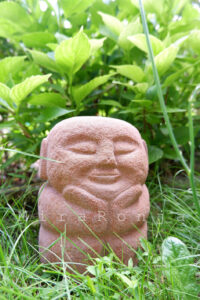 Boo: Steinmetzarbeit aus Sandstein gehauen. Kleine, hockende Figur.